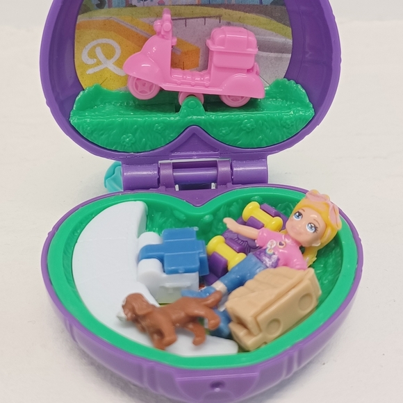 Polly Pocket 2017  Mattel Tiny Pocket Places Picnic Compact **Complete** - Picture 9 of 13